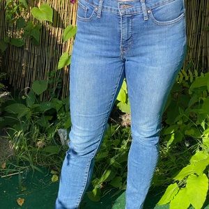 Levi’s mid rise light wash denim size 30